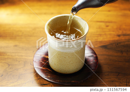お茶を注ぐ 131567594