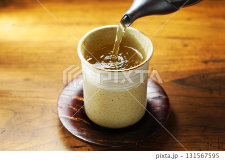 お茶を注ぐ 131567595