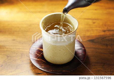 お茶を注ぐ 131567596