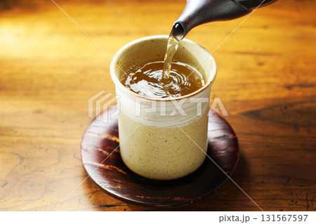 お茶を注ぐ 131567597