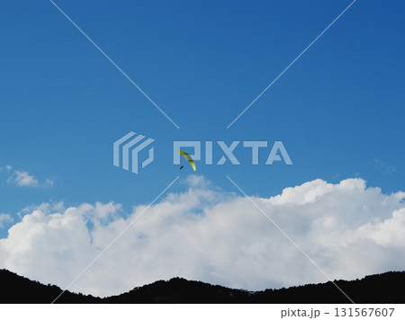 雲とパラグライダー 131567607