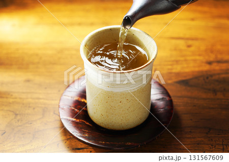 お茶を注ぐ 131567609