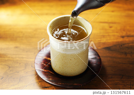 お茶を注ぐ お茶を注ぐ 131567611