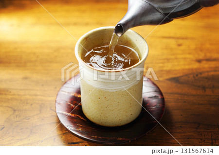 お茶を注ぐ 131567614