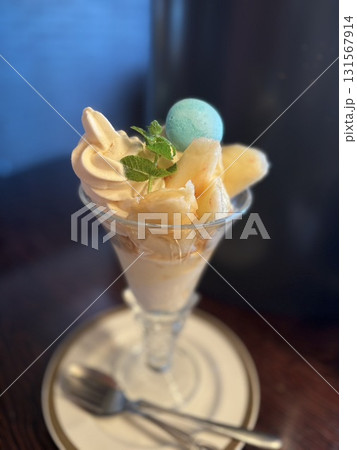 桃とアイスの贅沢パフェ 131567914