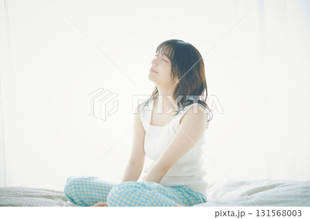 ベッドに座る女性 ベッドに座る女性 131568003