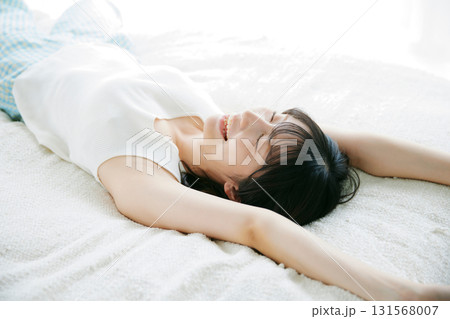 ベッドに寝そべる女性 ベッドに寝そべる女性 131568007