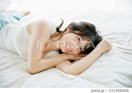 ベッドに寝そべる女性 131568008