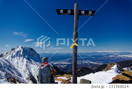 八ヶ岳連峰・赤岳地蔵尾根から見る阿弥陀岳と御嶽・北アルプスの山並み 131568024