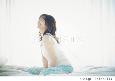 ベッドに座る女性 131568133