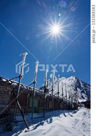 冬の八ヶ岳連峰・赤岳山頂と山小屋 131568163