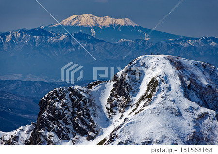 冬の八ヶ岳連峰・赤岳の登りから見る阿弥陀岳と御嶽 131568168