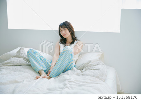 ベッドに座る女性 ベッドに座る女性 131568170