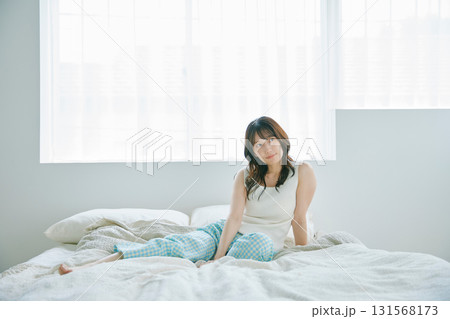 ベッドに座る女性 131568173