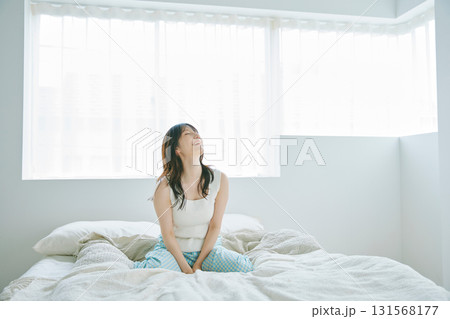 ベッドに座る女性 131568177