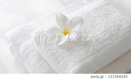 タオルの上にプルメリアの花が乗っている 131568265