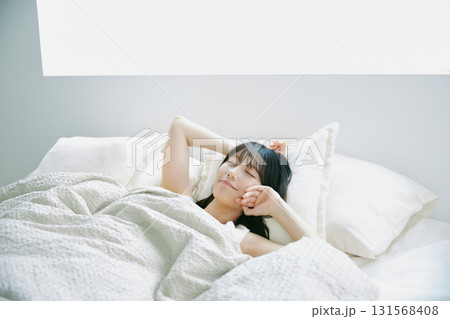 ベッドで横になる若い女性 ベッドで横になる若い女性 131568408