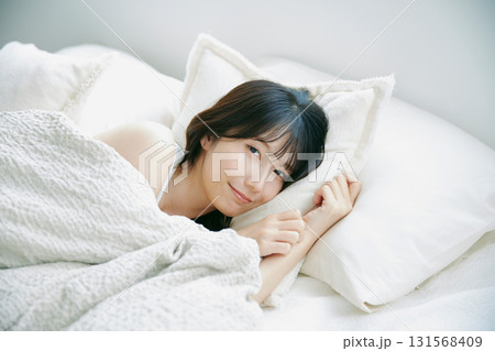 ベッドで横になる若い女性 131568409