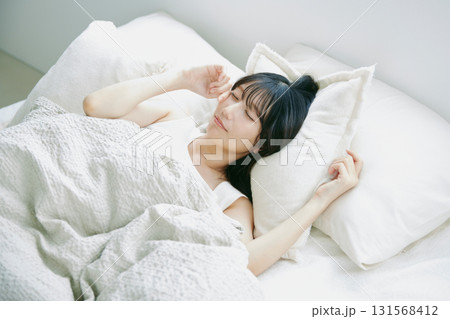ベッドで眠る女性 131568412