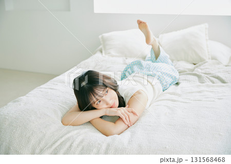 ベッドで横になる女性 131568468