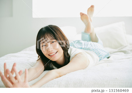 ベッドで横になる女性 ベッドで横になる女性 131568469