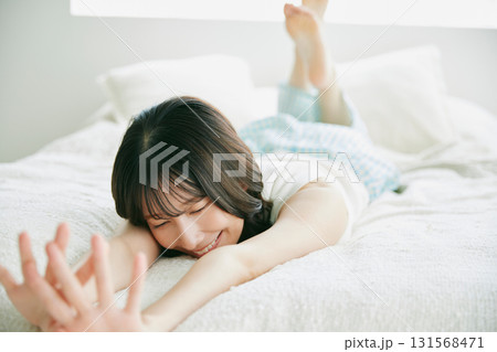 ベッドで横になる女性 131568471
