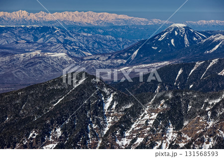 冬の八ヶ岳連峰・赤岳から見る蓼科山と白馬連峰・後立山連峰 冬の八ヶ岳連峰・赤岳から見る蓼科山と白馬連峰・後立山連峰 131568593