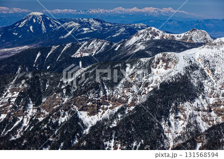 冬の八ヶ岳連峰・赤岳から見る天狗岳・蓼科山と妙高・火打連峰 冬の八ヶ岳連峰・赤岳から見る天狗岳・蓼科山と妙高・火打連峰 131568594