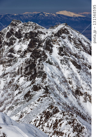 冬の八ヶ岳連峰・赤岳から見る横岳と浅間山 冬の八ヶ岳連峰・赤岳から見る横岳と浅間山 131568595