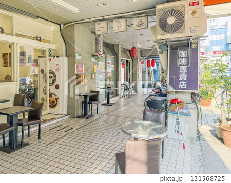 台北市内の建物の1階が通路に成っている半屋外の喫茶店 131568725
