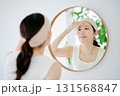 鏡で肌の状態を確認する女性 131568847