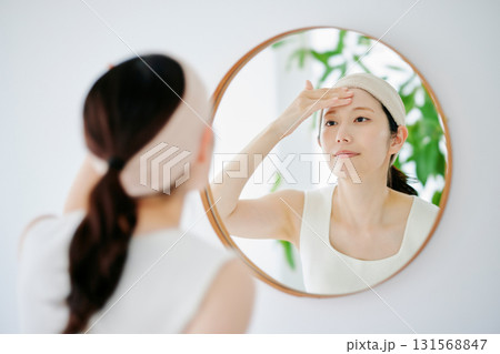 鏡で肌の状態を確認する女性 131568847