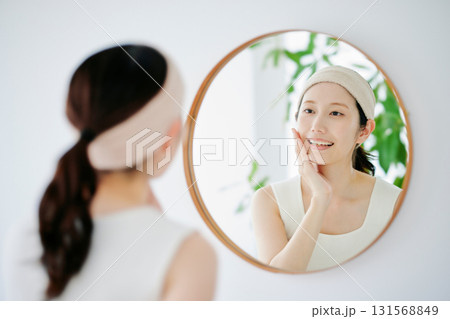鏡で肌の状態を確認する女性 131568849