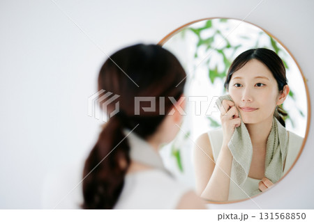 タオルで顔を拭く女性 131568850