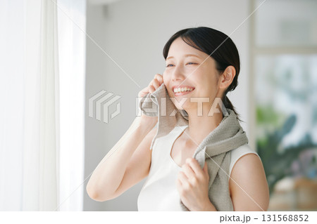 タオルで顔を拭く女性 タオルで顔を拭く女性 131568852