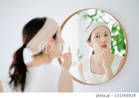 鏡で肌の状態を確認する女性 131568929