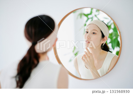 鏡で肌の状態を確認する女性 131568930