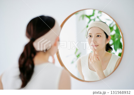 鏡で肌の状態を確認する女性 131568932