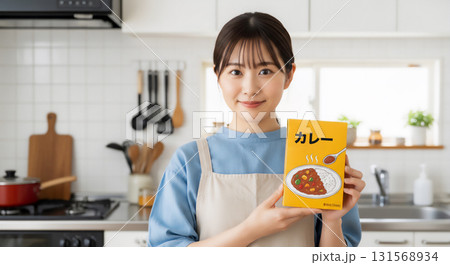 キッチンで料理を楽しむ若い女性 131568934