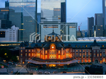 東京駅に雨降る夜 131569003