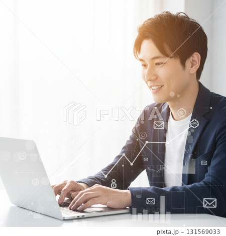 ビジネスシーン：パソコンを操作する若いビジネスマン　ビジネスアイコン　白色基調のモダンなオフィス 131569033