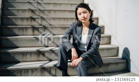 スーツ姿の女性ビジネスパーソンのポートレート 131569125
