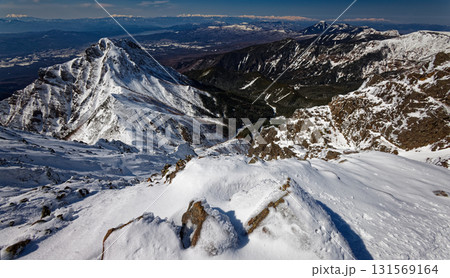 冬の八ヶ岳連峰・赤岳山頂から見る阿弥陀岳と乗鞍岳・北アルプスの山並み 冬の八ヶ岳連峰・赤岳山頂から見る阿弥陀岳と乗鞍岳・北アルプスの山並み 131569164