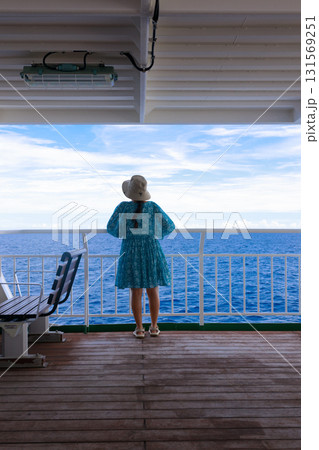 フェリーで海を眺める女性の後ろ姿 フェリーで海を眺める女性の後ろ姿 131569251