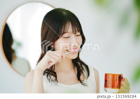歯磨きをする女性 131569284