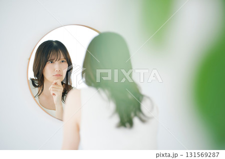 ビューティーイメージ 鏡を見る女性 131569287