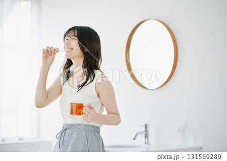 歯磨きをする女性 131569289