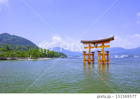 日本三景のひとつである嚴島神社の大鳥居(広島県廿日市市宮島町) 日本三景のひとつである嚴島神社の大鳥居(広島県廿日市市宮島町) 131569577