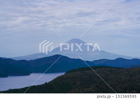 箱根から見える富士山と蘆ノ湖 131569593