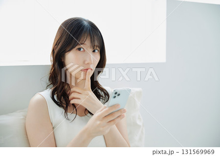 スマホを操作する若い女性 スマホを操作する若い女性 131569969